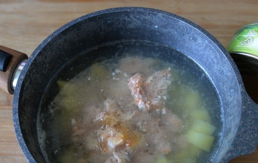 1. Этап. Зелёный борщ Походный: Кладём тушёнку к картофелю, доводим до кипения.