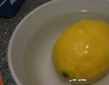 1. Этап. Творожно-лимонная запеканка: Небольшой лимон нужно тщательно вымыть, можно обдать его кипятком.