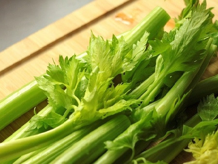 1. Этап. Салат с курицей и сельдереем: Помоем стебли сельдерея.