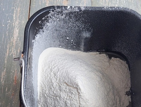 1. Этап. Кутабы с творогом и тунцом: Просеять муку.