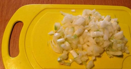 1. Этап. Салат Букет сирени: 2. Дальше - все просто. Измельчаем все ингредиенты. Сыр и яйца трем на терке, при этом белки и желтки отделяем. Сыр и желтки смешиваем между собой. Лук, по желанию, маринуем. Огурцы и картофель режем кубиками.