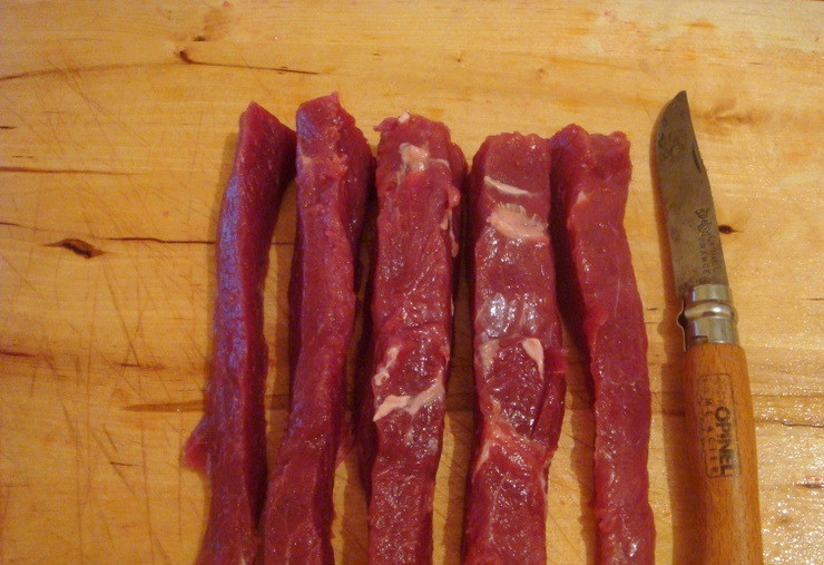 1. Этап. Говядина сыровяленая: Нарежьте вдоль - чем тоньше, тем лучше.
