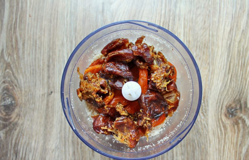 1. Этап. Конфеты Фитнес: У фиников удалите косточки и выложите к орехам и кураге.