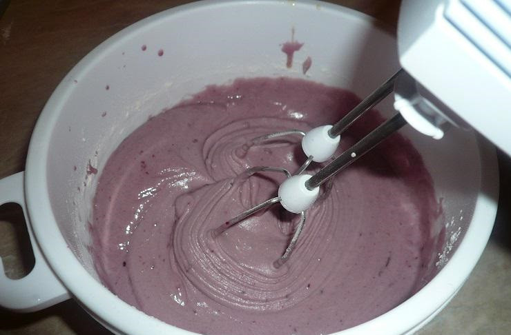 1. Этап. Шарлотка с вареньем в мультиварке: Тщательно перемешиваем. Если есть миксер - воспользуйтесь им.