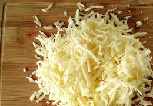 1. Этап. Луковый пирог: Натираем сыр. Можно на крупной терке, а можно на мелкой. Экспериментируйте:) Смешиваем сыр со сметаной и яйцами.