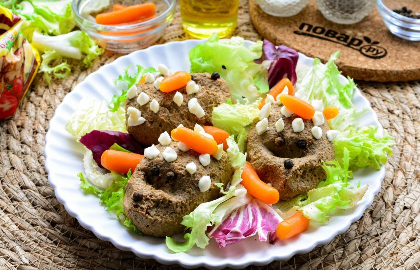 1. Этап. Печеночные ежики: Украшайте ежиков беби-морковкой или другими овощами — например зеленым горошком.