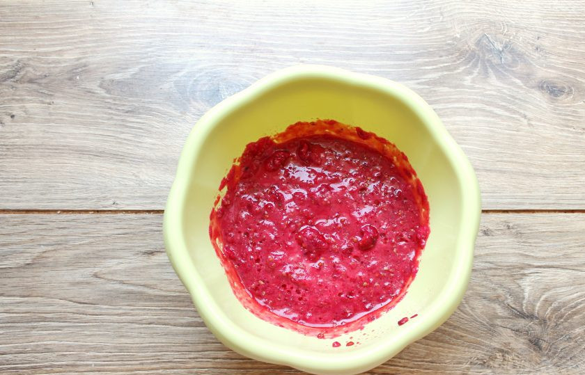 1. Этап. Варенье Ассорти из смородины, малины и крыжовника: Смородину переберите, удалите веточки, сполосните и обсушите. Пробейте ягоды смородины блендером в пюре.