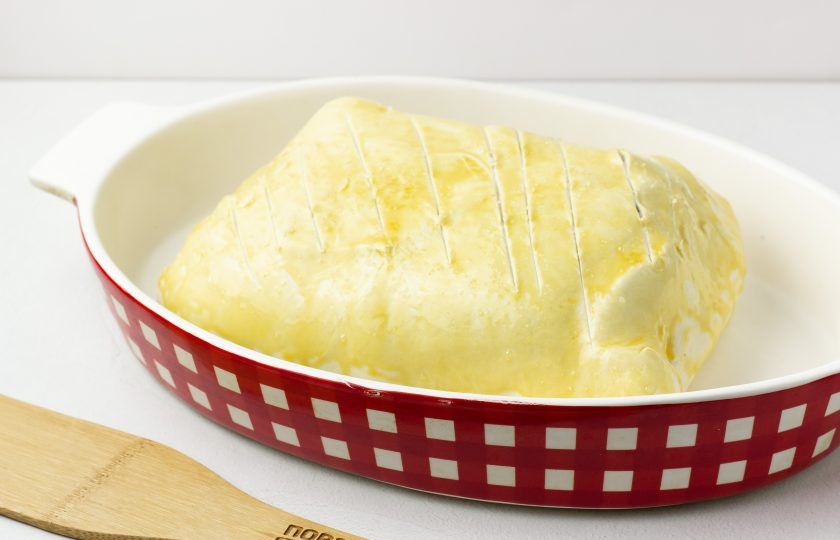 1. Этап. Говядина Веллингтон Гордона Рамзи: Выложите тесто в форму для запекания, смазанную растительным маслом или на противень, швом вниз. Сделайте сверху надрезы ножом и присыпьте солью.