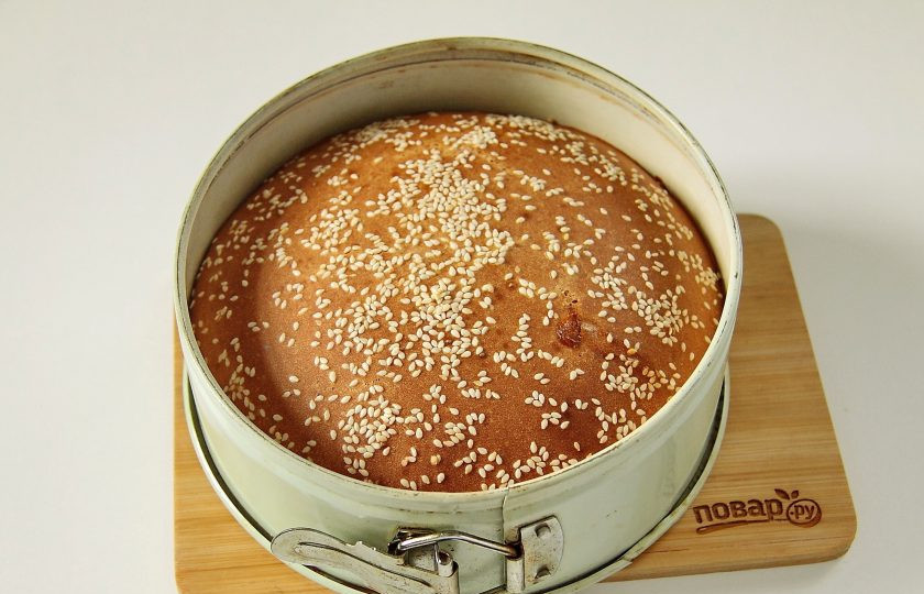 1. Этап. Заливной пирог на кефире с яйцом: Выпекайте при температуре 180 градусов около 30-40 минут. Верх должен хорошо подрумяниться.