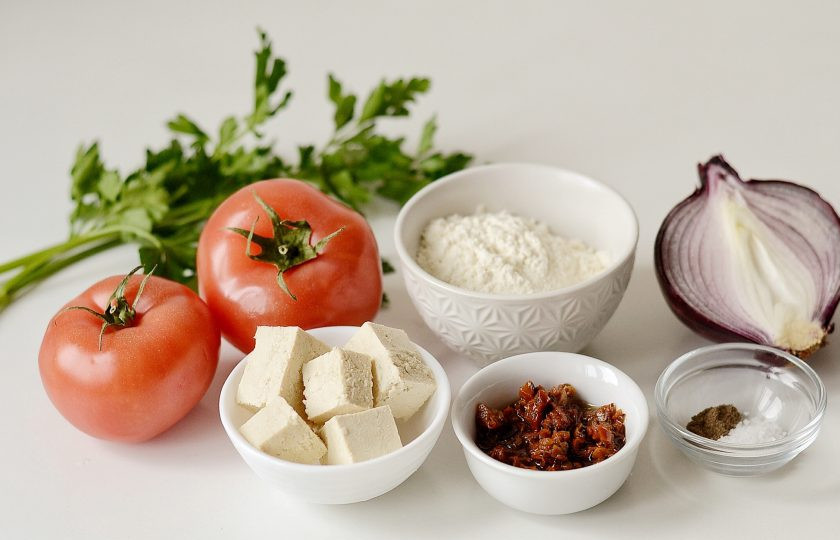 1. Этап. Томатные котлеты: Подготовьте все ингредиенты.