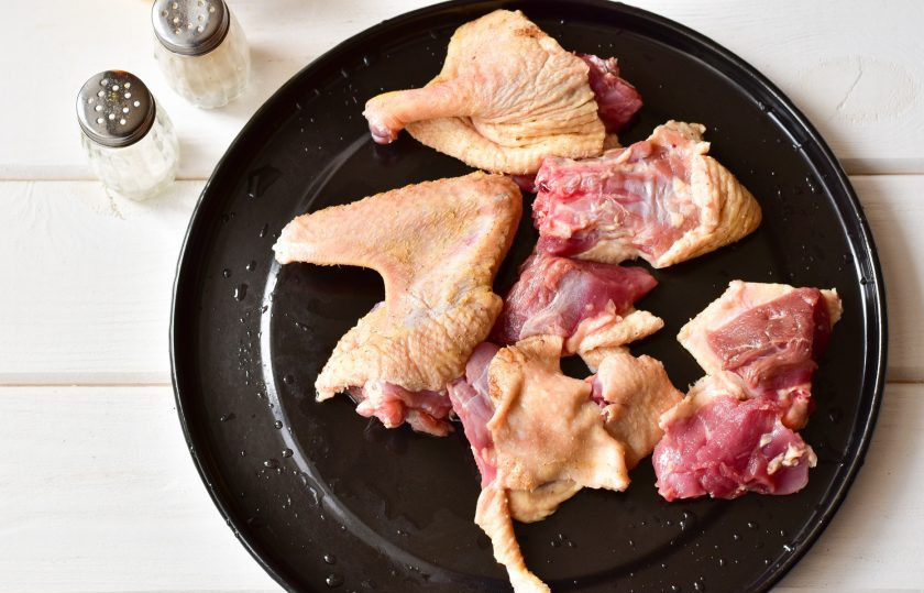 1. Этап. Утка с майонезом в духовке: Нарежьте утку на куски и выложите их на противень.