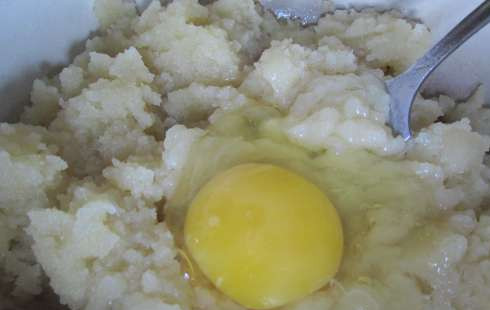 1. Этап. Заварное тесто на растительном масле: 4. Добавляем в самом конце яйца и замешиваем тесто однородной консистенции. Можно воспользоваться миксером или сделать это вручную.