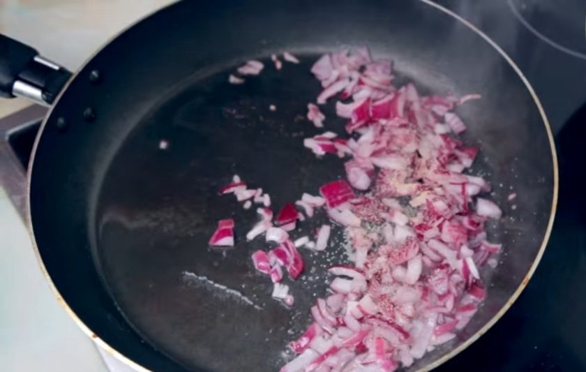 1. Этап. Тостовые корзинки с начинкой: 2. Приготовьте начинку: колбаску нарежьте и на сковороде слегка вытопите из нее жир. На той же сковороде обжарьте до золотистого цвета мелко нарезанный лук.