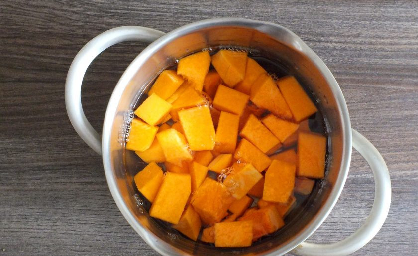 1. Этап. Повидло из тыквы с курагой: Очистите тыкву от кожуры, нарежьте средними кусочками. Залейте водой так, чтобы она слегка покрывала тыкву. Поставьте на умеренный огонь, варите до готовности тыквы.