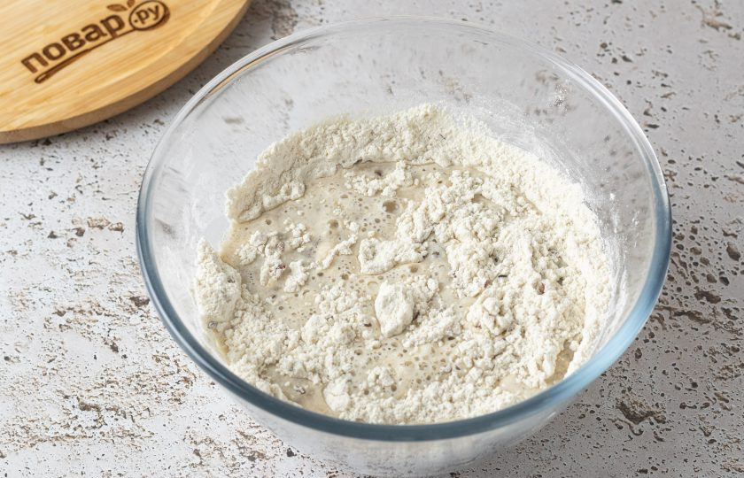 1. Этап. Ржано-пшеничный хлеб с семечками: Затем постепенно начните добавлять теплую воду и перемешивать. Долго вымешивать не нужно, просто чтобы все ингредиенты соединились.