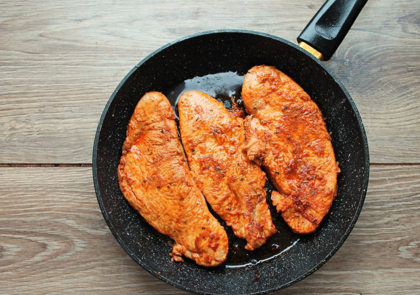 1. Этап. Стейк индейки по-мексикански: В сковороду налейте растительное масло и разогрейте на среднем огне. Выложите стейки и обжаривайте по 5-6 минут с каждой стороны и подавайте к столу.