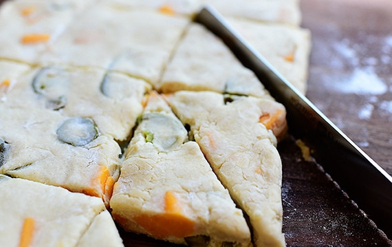 1. Этап. Песочные сконы с сыром и перцем: 6. Раскатайте тесто в толстый лист и разрежьте его на треугольники.