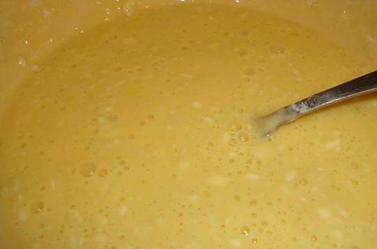 1. Этап. Хек жареный: Всыпьте муку. Взбейте кляр до единой консистенции.