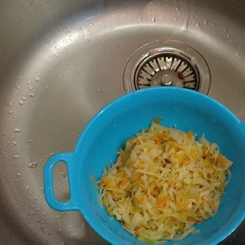 1. Этап. Щи суточные: Квашеную капусту хорошо промыть под проточной водой и дать воде стечь.