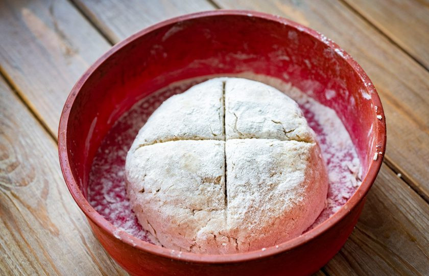 1. Этап. Ирландский хлеб из овсянки: Сделайте поверх крестообразный надрез на тесте. Форму с будущим хлебом отправьте в уже разогретую до 180 градусов духовку и выпекайте 35-40 минут. На 30-той минуте (не раньше!) откройте духовку и проконтролируйте степень готовности. Корочка при простукивании должна выдавать глухой звук.