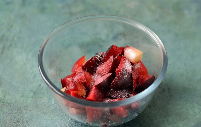 1. Этап. Диетические галеты: Для начинки нарежьте сливы на ломтики среднего размера, присыпьте сахарозаменителем. Перемешайте.