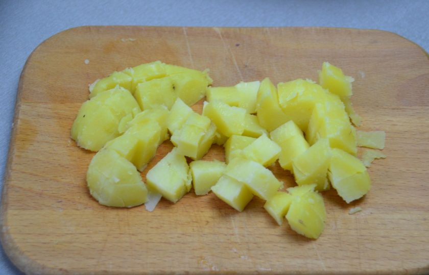 1. Этап. Редька с квасом: Отварной картофель нарежьте кубиком.