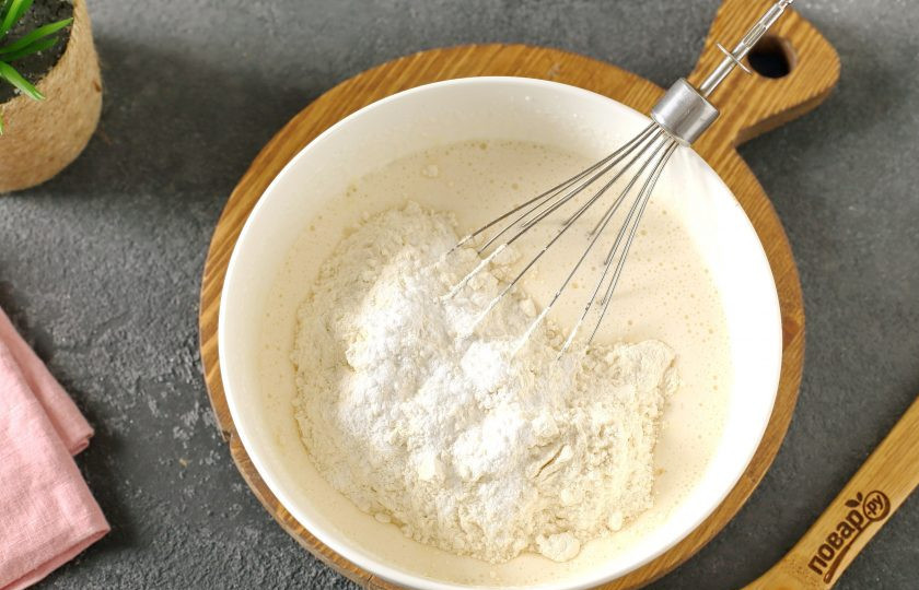 Йогуртовый кекс с черникой 1. Этап. Йогуртовый кекс с черникой: Всыпьте муку и разрыхлитель.