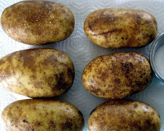 1. Этап. Дважды запеченный картофель: Для начала тщательно моем наш картофель холодной водой, затем выкладываем на бумажное полотенце и даем обсохнуть. Посыпаем мытый картофель солью.