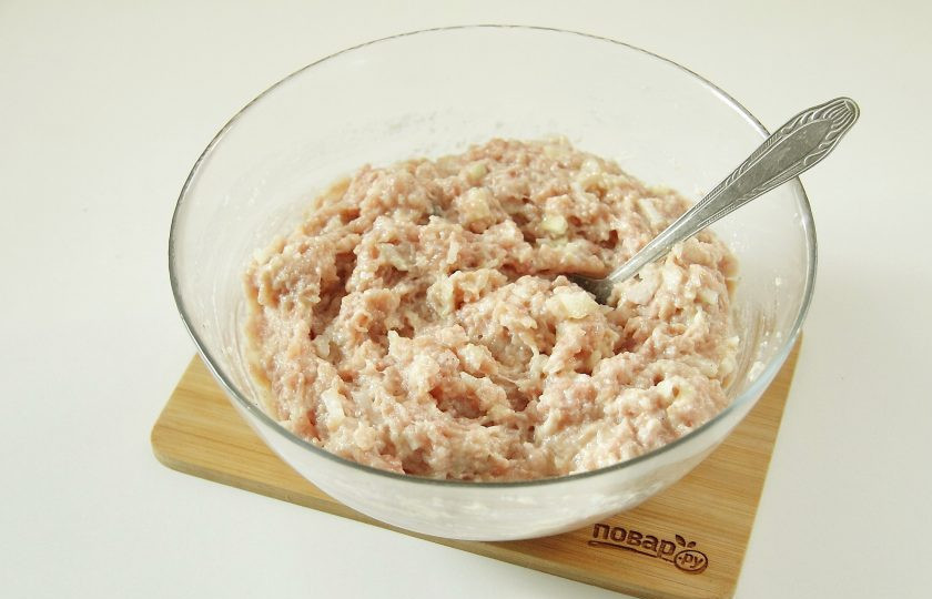 1. Этап. Котлеты из индейки с творогом: Хорошо все перемешайте.