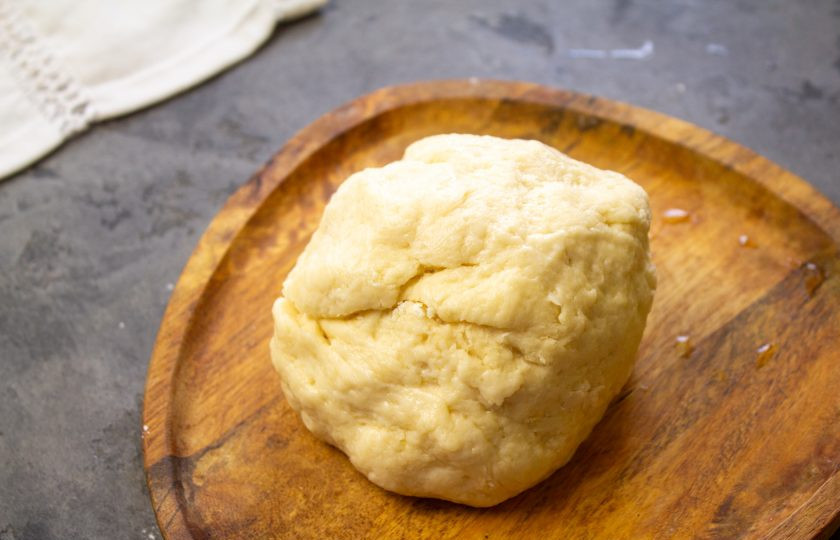 1. Этап. Печенье на сметане в сковороде: Замесите мягкое, эластичное тесто. Возможно вам муки понадобится больше или меньше. Важно! Тесто не забивайте мукой, иначе печенье получится дубовым!