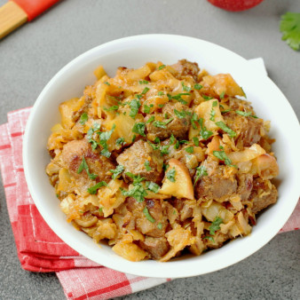 Мясо тушеное с капустой и яблоками