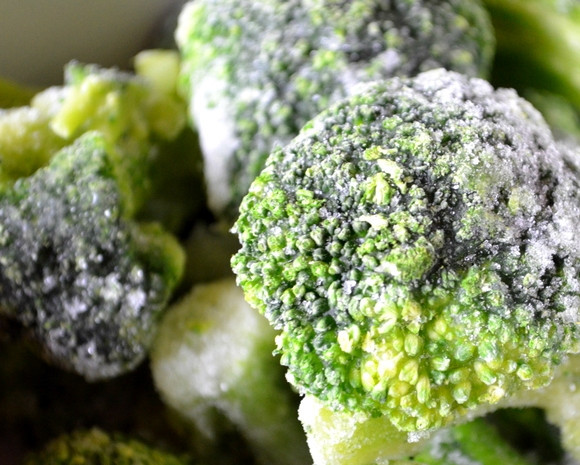 1. Этап. Киш с брокколи и сыром фета: Достаем упаковку замороженной брокколи. Промоем её и поставим вариться. Варим 10 минут на слабом огне и достаем. Остужаем и нарезаем на мелкие соцветия.