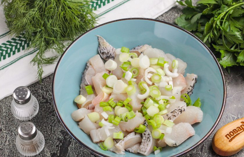 1. Этап. Тала из щуки: Очистите и промойте лук, нарежьте кольцами или полукольцами, добавьте к рыбе в емкость.