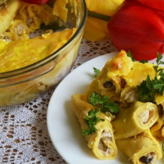 Запеченные блины с курицей и шампиньонами