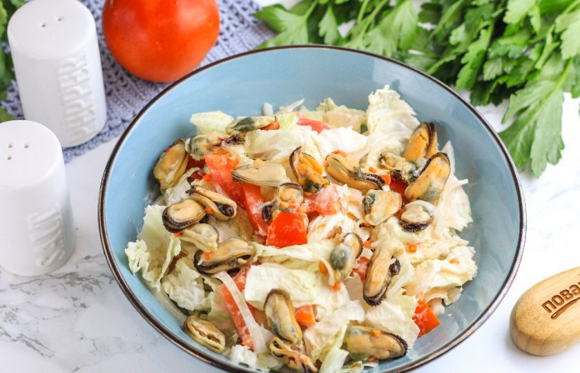 1. Этап. Салат с мидиями и помидорами: Слейте маринад с мидий и добавьте их в салат. По желанию блюдо можно еще раз перемешать или добавить измельченную зелень укропа, петрушки.