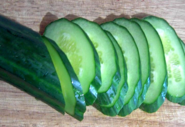 1. Этап. Бутерброды с паштетом и огурцом: Для начала мы нарезаем хлеб на ломтики или можно купить в магазине уже нарезанный. Огурец промываем и также режем его ломтиками.