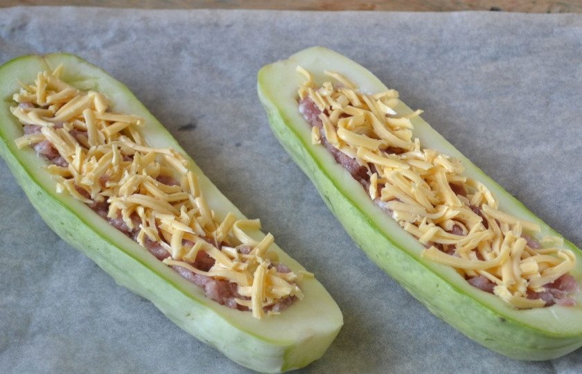 1. Этап. Кабачки в духовке с фаршем: Переложите лодочки из кабачков на противень, застеленный пергаментом, и отправьте в духовку на 45 минут.