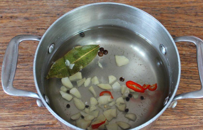 1. Этап. Турша из фасоли по-армянски: В маринад добавляем острый перец и чеснок.
