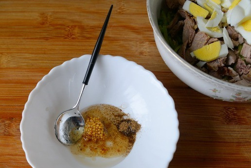 1. Этап. Салат с индейкой Хоритаки: Готовим заправку. Смешиваем растительное масло, смесь перцев, горчицу с зёрнами и бальзамический уксус.