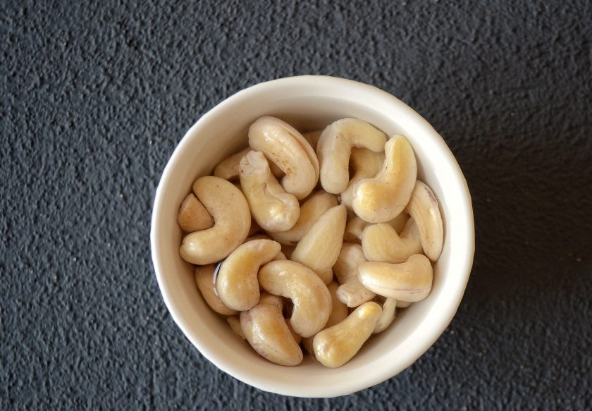 1. Этап. Ореховое молоко: Замочите орехи на 6-8 часов в воде. После тщательно промойте.