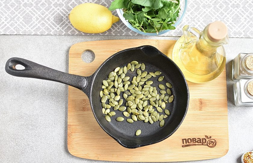 1. Этап. Салат из вареной свеклы с рукколой: Слегка подсушите тыквенные семечки в сковороде.