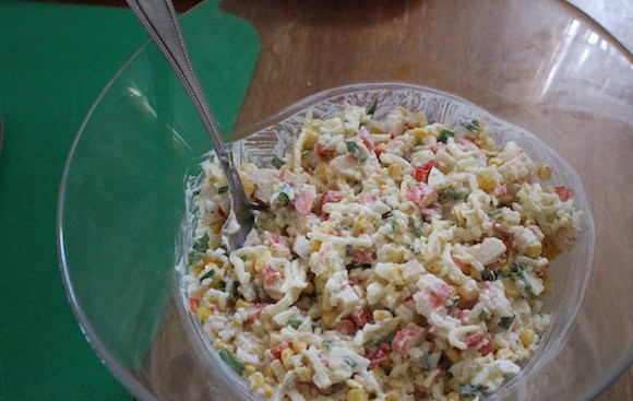 1. Этап. Салат из крабовых палочек с кукурузой: Добавьте майонез и сыр. Тщательно перемешайте блюдо.