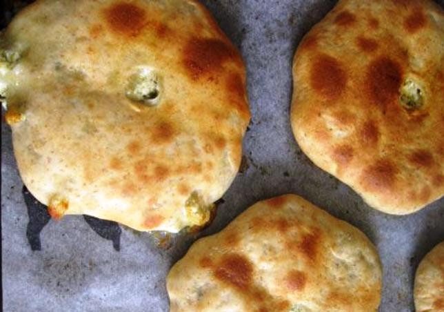 1. Этап. Осетинский пирог в духовке: Разогрейте духовку до 200 градусов и выпеките пироги в течение получаса. Затем смажьте верх каждого пирога сливочным маслом, сложите стопкой и подайте на стол.