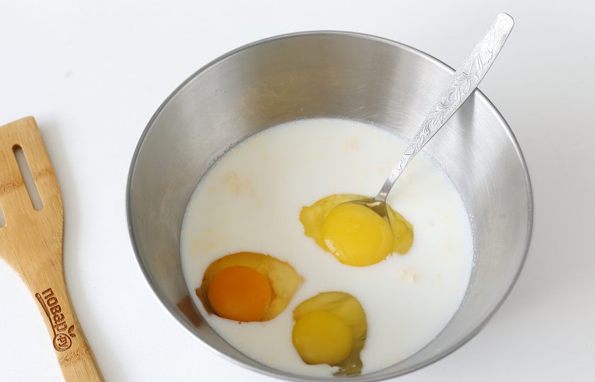 1. Этап. Пирог на майонезе в мультиварке: Соедините молоко, майонез и яйца.