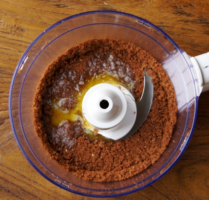 1. Этап. Чизкейк ореховый: Измельчите печенья. И добавьте к ним яйцо. Всё хорошо перемешайте.