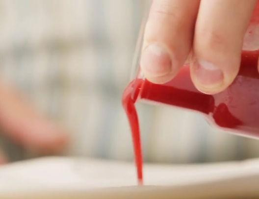 1. Этап. Семифредо с клубникой: Фрукты смешиваем с сахаром и измельчаем до однородности. Наливаем фруктовый соус на середину тарелки.