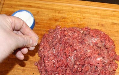 1. Этап. Бифштекс из фарша в духовке: Далее нарубленную говядину необходимо посолить.