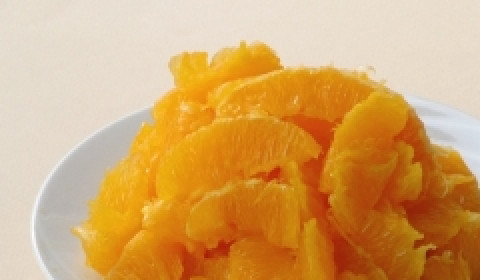 1. Этап. Варенье из мандаринов и яблок: Мандарины тщательно промойте и очистите от кожуры. Разделите на дольки.