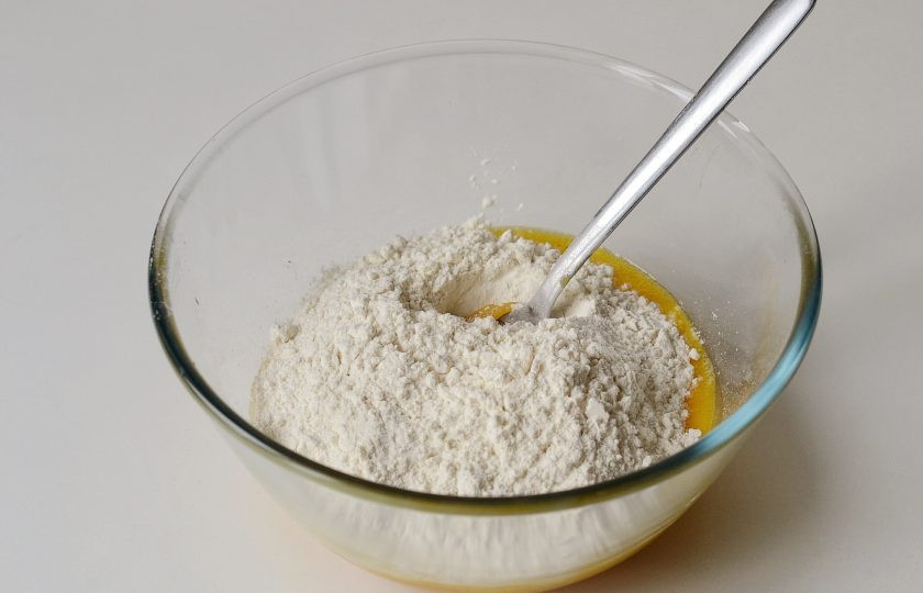 1. Этап. Постное тыквенное печенье: Добавьте гашеную укусом соду, перемешайте. Затем добавьте все специи и муку.