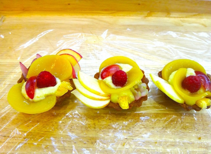 1. Этап. Тарталетки с фруктами в желе: И украсьте красиво фруктами.